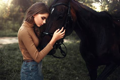 En esta ocasión hablaremos de la historia que han tenidos las mujeres con los caballos. Los caballos son animales muy atractivos y fuertes, es por eso que logran a traer la atención de las mujeres y hombres. Sin embargo, hay mujeres que sea han obsesionado de la belleza de estos animales y han sido cuidadoras de ellos. Veamos varias de ellas que se han convertido en las mejores amigas de los ...
